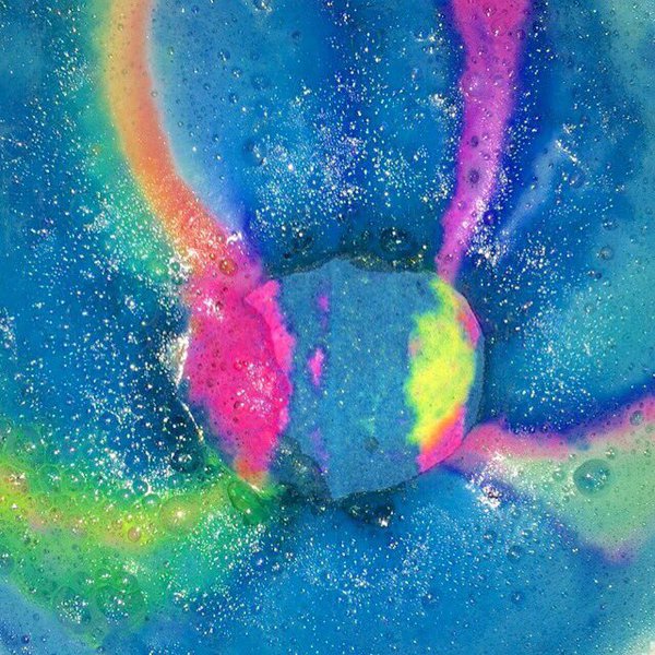 Bombe Frizzanti da Bagno: Cosa Sono, Come Usarle e Benefici per il Relax effetto bomba frizzante bagno effervescenza