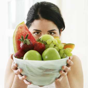 alimentazione sana dieta estate frutta ragazza